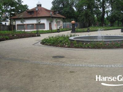 Fontanna otoczona alejką, park przy molo w Sopocie
