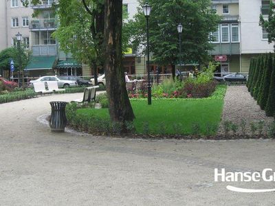 Alejka przy rabatach, park przy molo w Sopocie