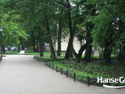Alejka z ogrodzeniem, park przy molo w Sopocie