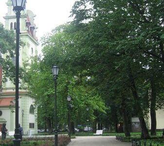 Wąska alejka z latarnią, park przy molo w Sopocie