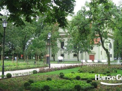 Alejka z latarniami przy kwietniku, park przy molo w Sopocie