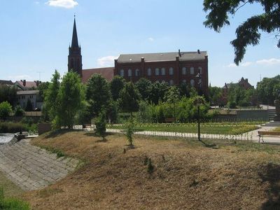 Widok na kościół z brzegu wyspy, Wyspa Teatralna w Gubinie