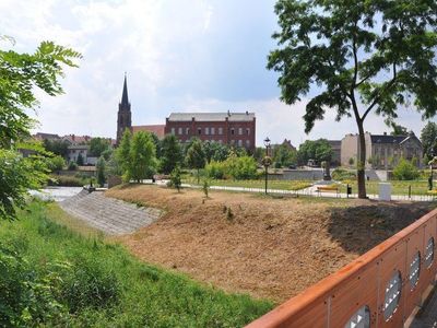 Skarpa i kładka z widokiem na kościół, Wyspa Teatralna w Gubinie