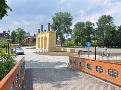 Kładka i fasada teatru, Wyspa Teatralna w Gubinie