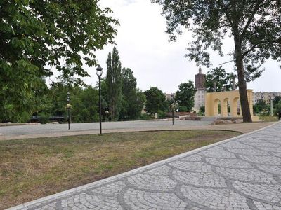 Alejka przy fasadzie teatru, Wyspa Teatralna w Gubinie