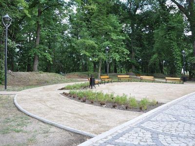 Plac z ławkami wśród drzew, Wyspa Teatralna w Gubinie