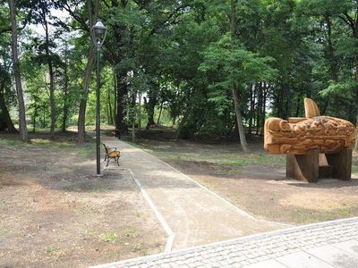 Alejka i drewniana rzeźba, Wyspa Teatralna w Gubinie