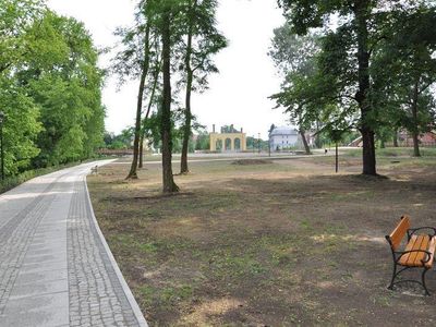 Alejka z ławką przy fasadzie, Wyspa Teatralna w Gubinie