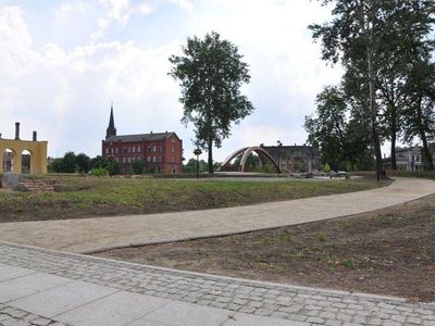 Łuk alejki wśród trawnika, Wyspa Teatralna w Gubinie