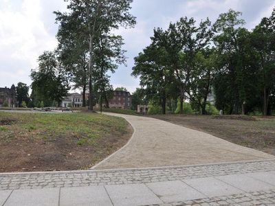 Alejka z widokiem na kościół, Wyspa Teatralna w Gubinie