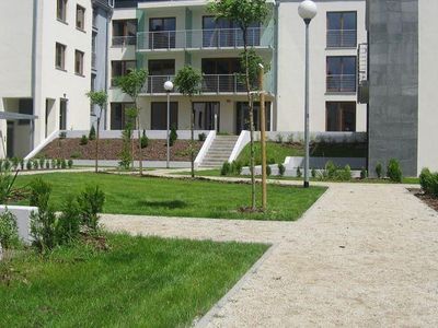 Alejka wśród trawników, patio przy ul. Wojska Polskiego w Szczecinie