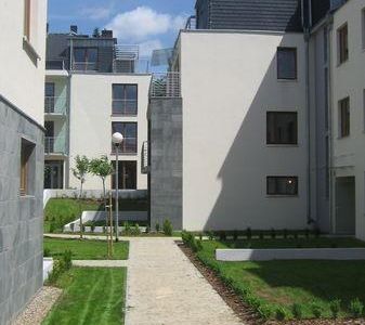 Wąska alejka między budynkami, patio przy ul. Wojska Polskiego w Szczecinie