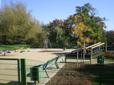 Plac zabaw za ogrodzeniem, plac zabaw w Warszawie