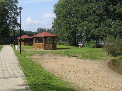 Ścieżka przy altanie i plaży, ścieżka wokół jeziora w Choszcznie