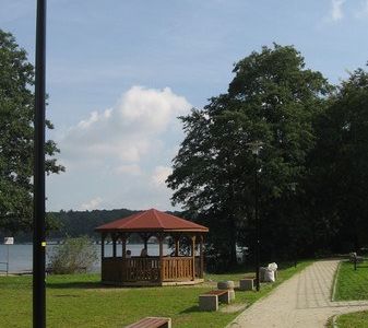 Ścieżka z latarnią przy altanie, ścieżka wokół jeziora w Choszcznie