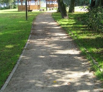 Prosta ścieżka prowadząca do altany, ścieżka wokół jeziora w Choszcznie