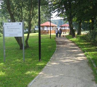 Ścieżka przy tablicy informacyjnej, ścieżka wokół jeziora w Choszcznie