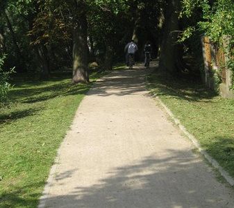 Ścieżka prowadząca w las, ścieżka wokół jeziora w Choszcznie