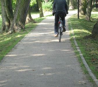 Rowerzysta na ścieżce, ścieżka wokół jeziora w Choszcznie